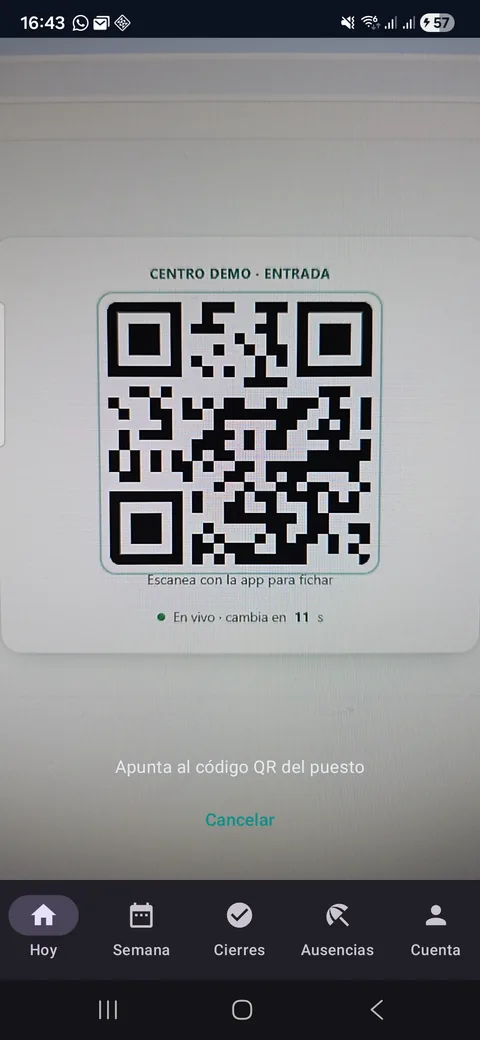 Escáner de la app Ponktio: el visor de la cámara con el texto Apunta al código QR del puesto